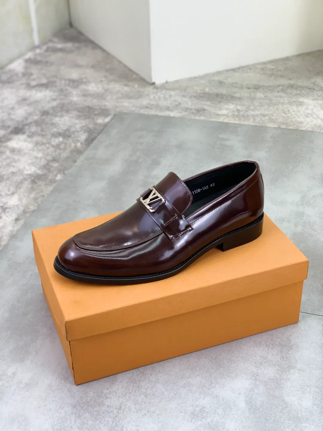 Men's shoes 💰P460💰[New model] Water-dyed cow lining 🆘 LV Louis Vuitton business leather shoes, made of original imported Italian 🇮🇹 calfskin, full cowhide lining, carefully handmade by professional shoemakers, the original version is specially designed for wear-resistant outsole. Standard code: 39-45 5️⃣color🉑️select